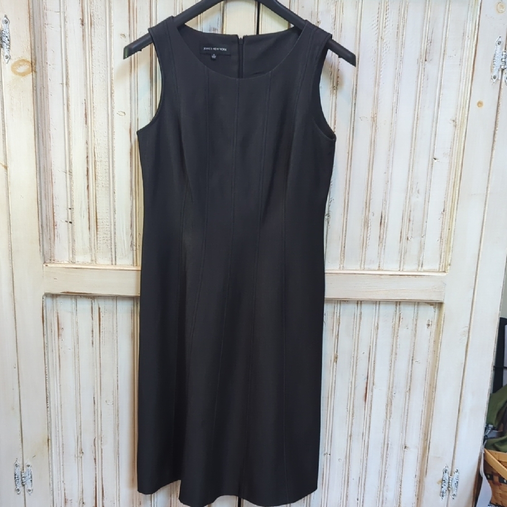Jones New York, Sleeveless Gray A-line Dress. Size 8